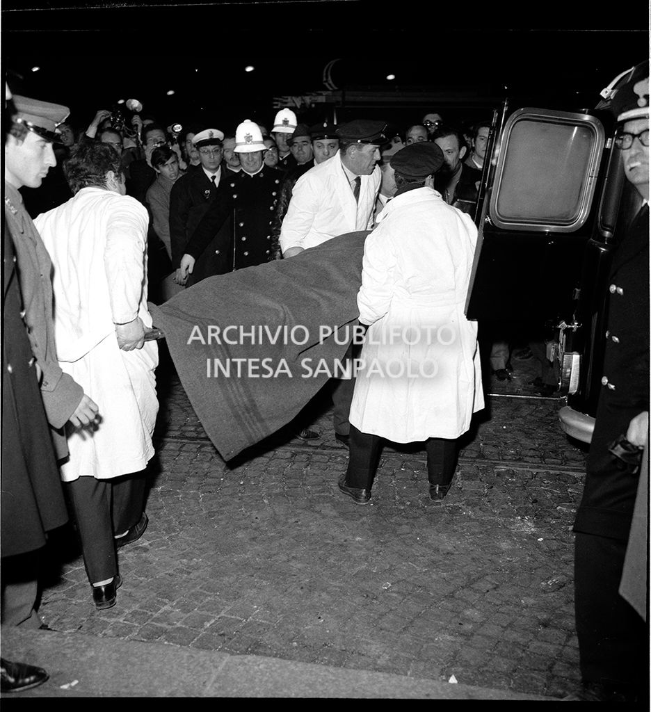 Strage di piazza Fontana: funerali delle vittime in piazza del Duomo e danni alla Banca Nazionale dell'Agricoltura di Milano