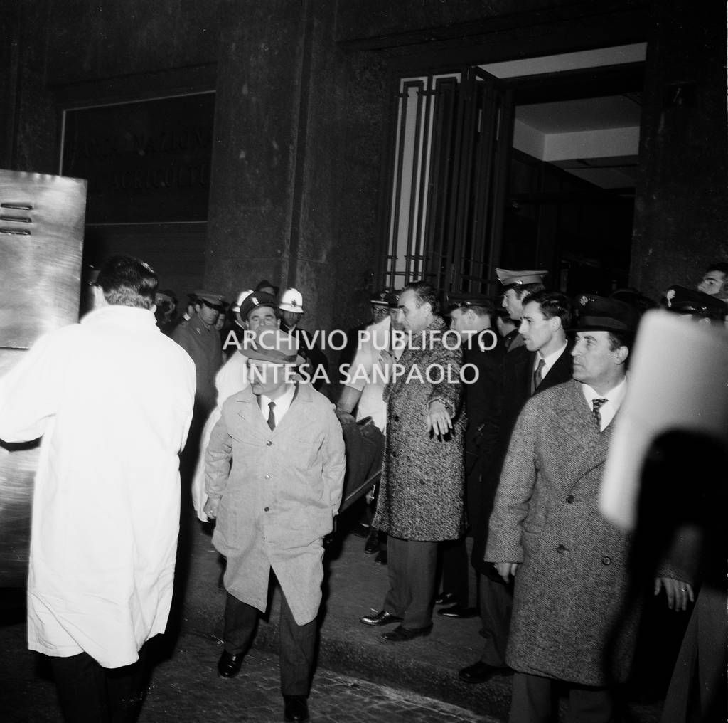 Trasporto della salma di una vittima il giorno della strage