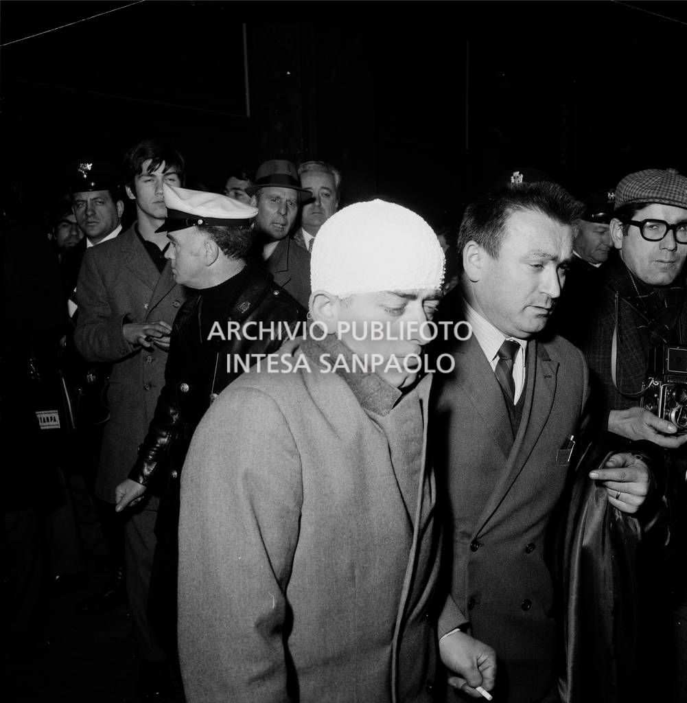 Un ferito dall'esplosione della bomba in piazza Fontana a Milano