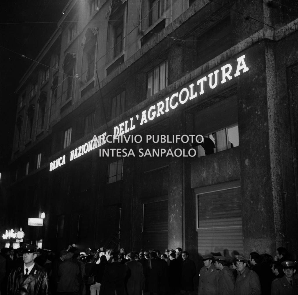 Forze dell'ordine, giornalisti e cittadini davanti alla Banca Nazionale dell'Agricoltura, in piazza Fontana a Milano, il giorno della strage