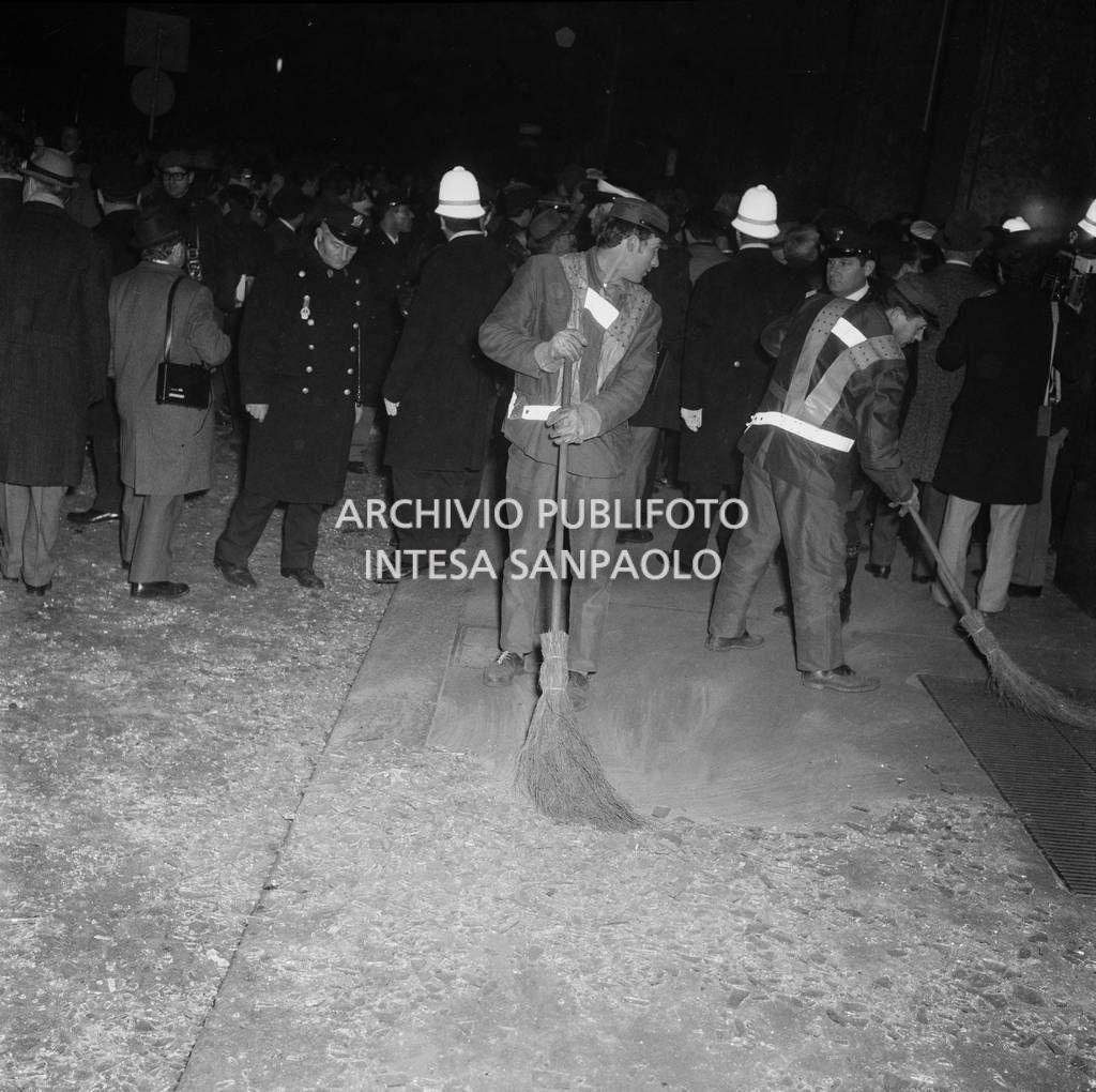 Netturbini rimuovono i detriti causati dalla bomba esplosa nei locali della Banca Nazionale dell'Agricoltura, in piazza Fontana a Milano