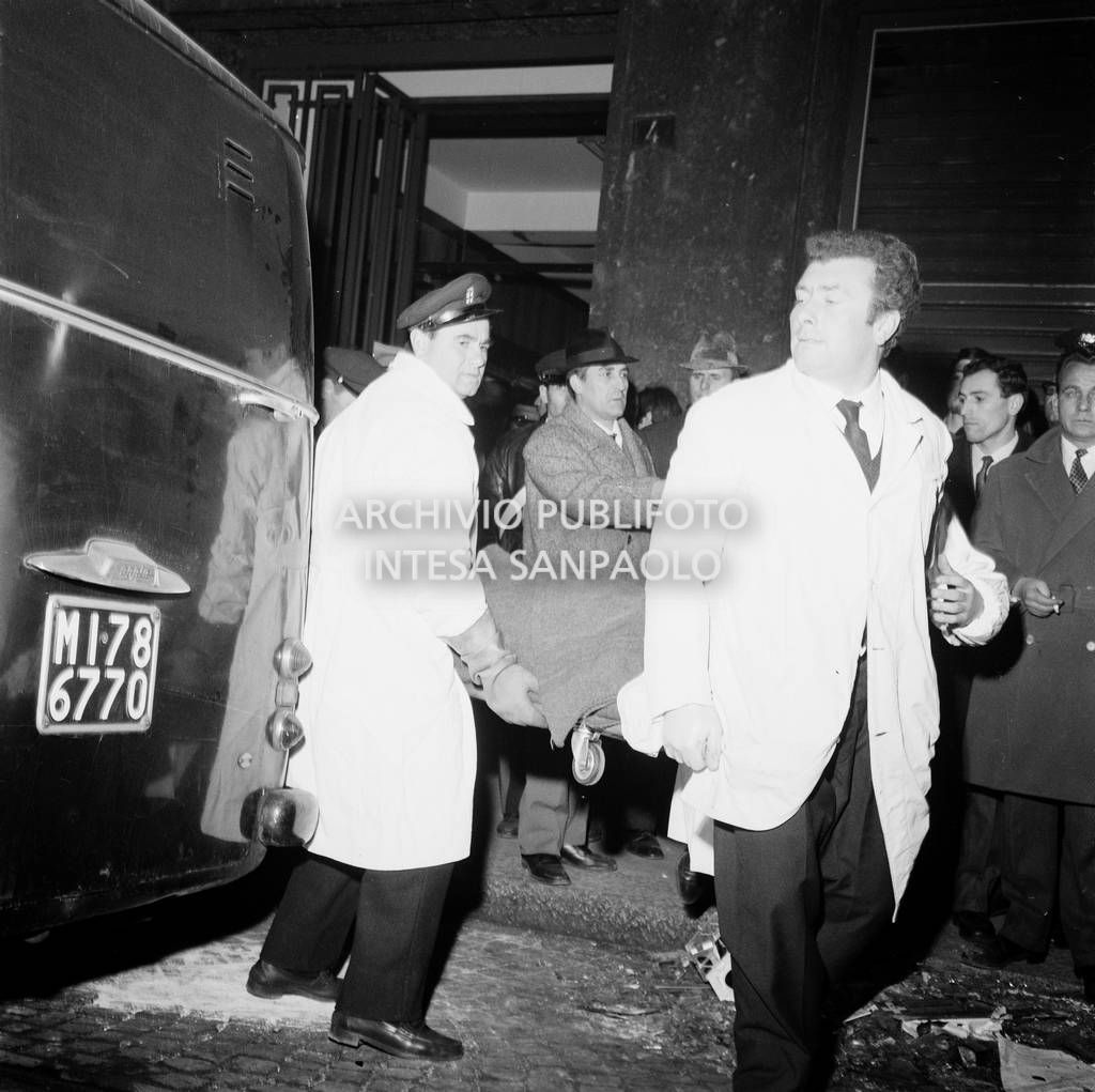 Trasporto della salma di una vittima il giorno della strage