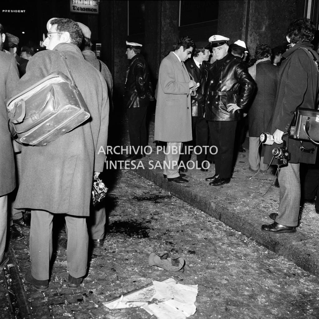 Forze dell'ordine, giornalisti e cittadini davanti alla Banca Nazionale dell'Agricoltura, in piazza Fontana a Milano, il giorno della strage