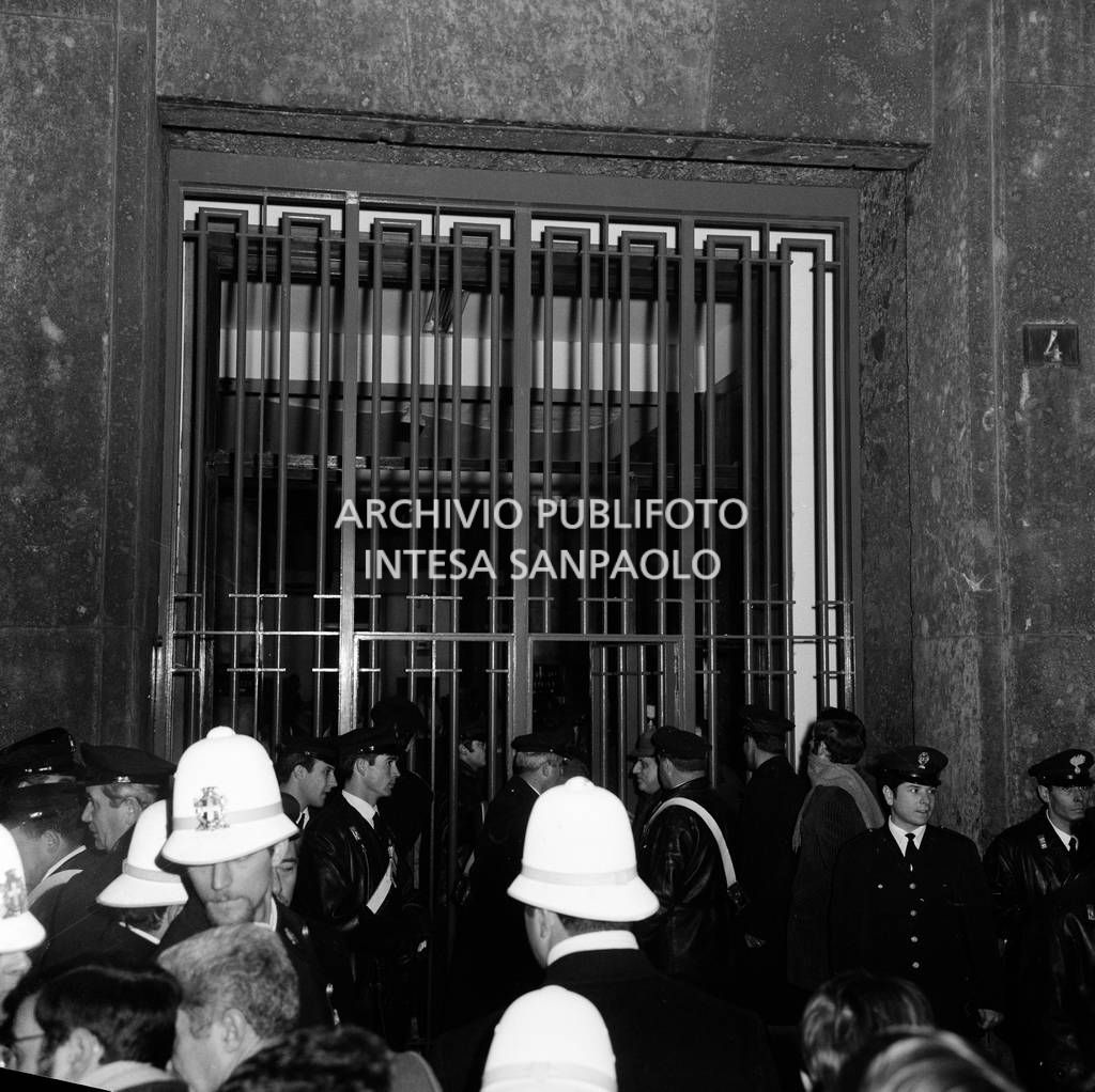 Le autorità cittadine, tra cui è riconoscibile il sindaco di Milano Aldo Aniasi, escono dalla Banca Nazionale dell'Agricoltura, in piazza Fontana a Milano, il giorno della strage