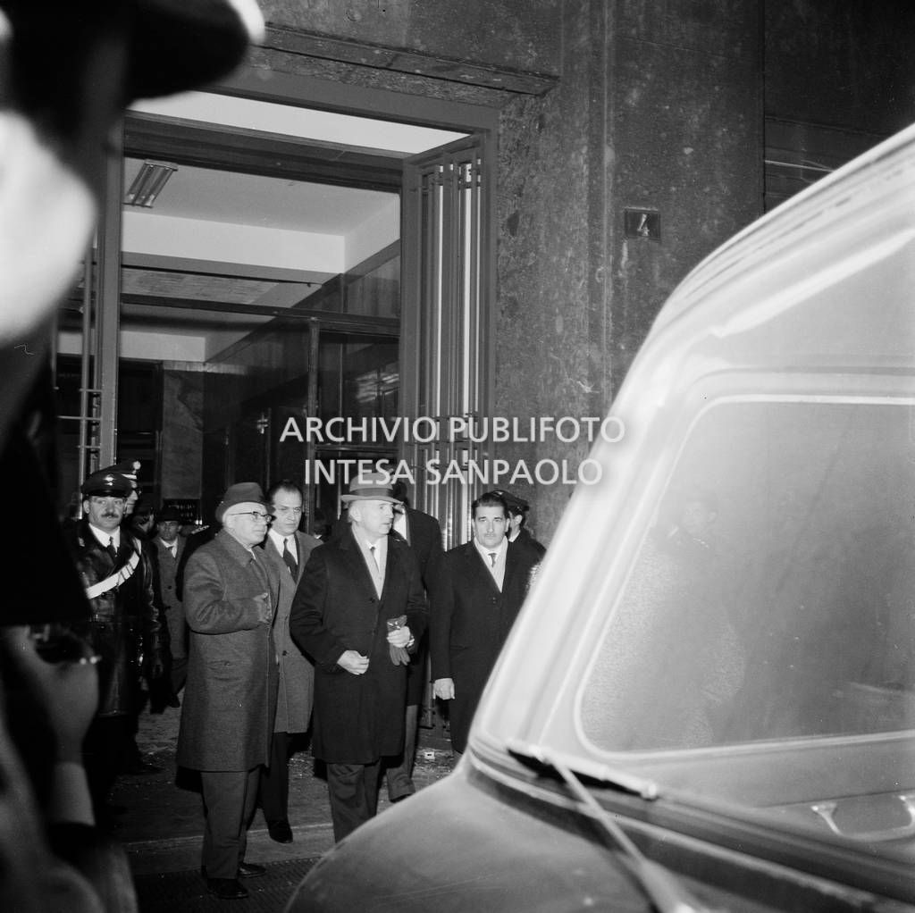 Il prefetto di Milano, Libero Mazza e il sindaco della città, Aldo Aniasi, escono dalla Banca Nazionale dell'Agricoltura, in piazza Fontana a Milano, il giorno della strage