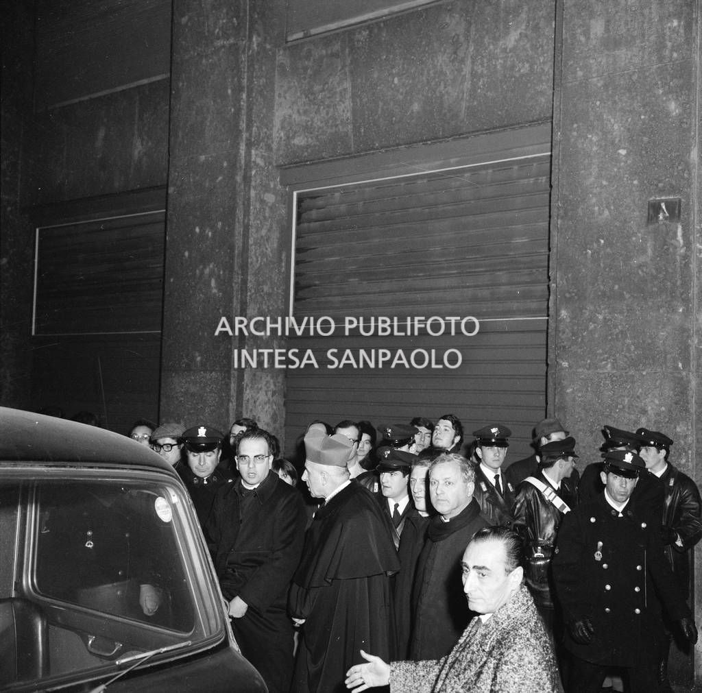 L'arcivescovo di Milano, cardinale Colombo, in piazza Fontana a Milano, il giorno della strage