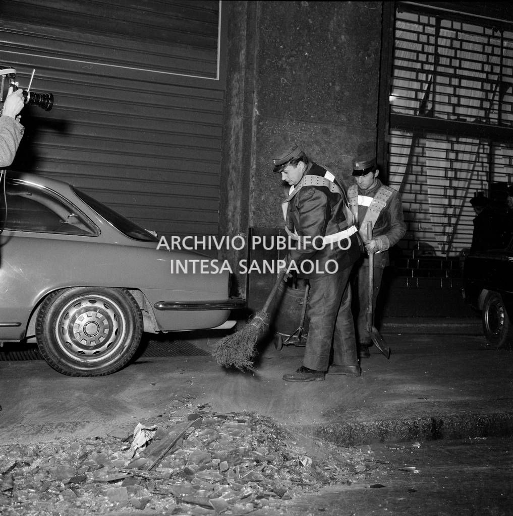 Netturbini rimuovono i detriti causati dalla bomba esplosa nei locali della Banca Nazionale dell'Agricoltura, in piazza Fontana a Milano