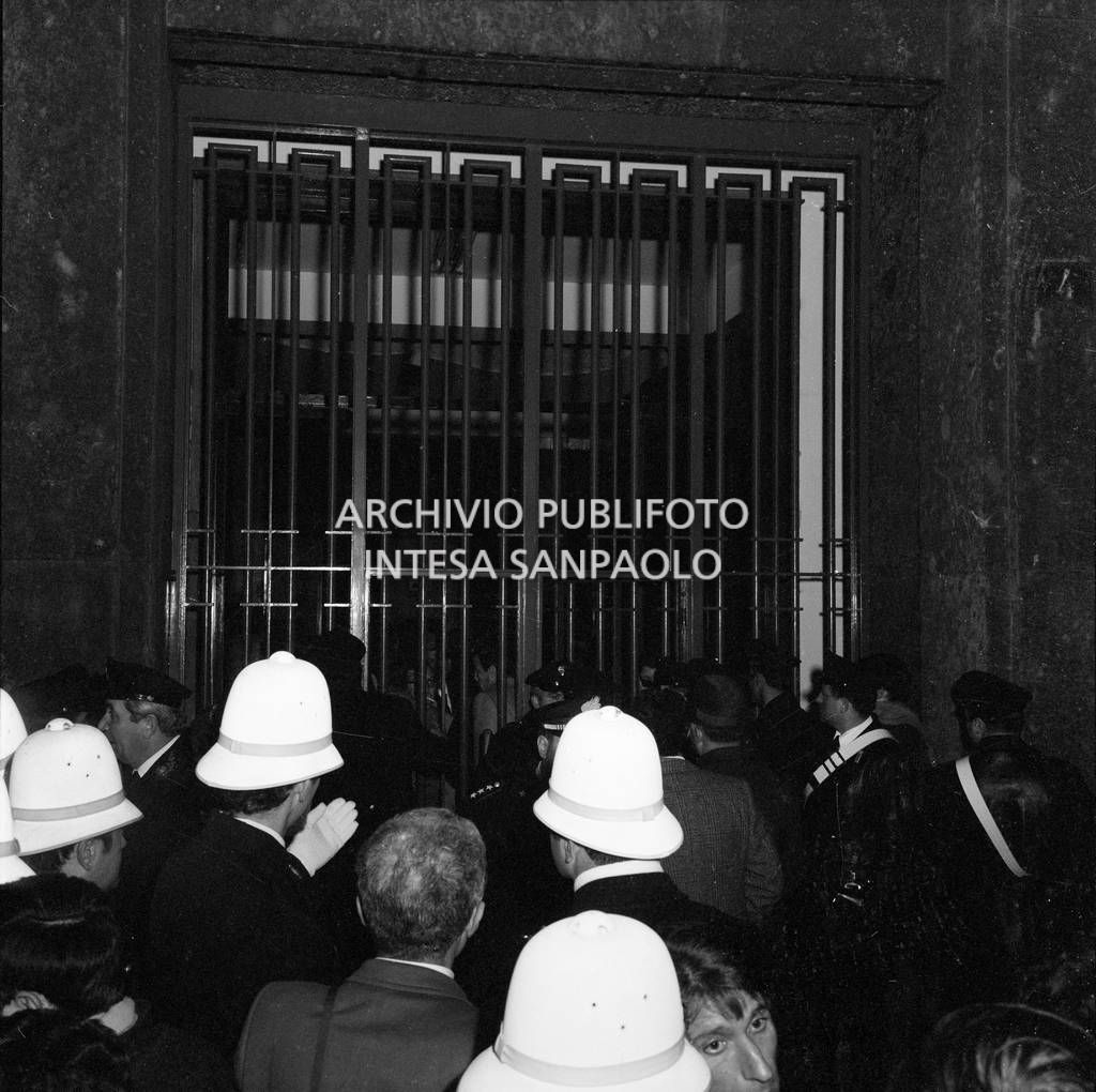 Forze dell'ordine, giornalisti e cittadini davanti alla Banca Nazionale dell'Agricoltura, in piazza Fontana a Milano, il giorno della strage