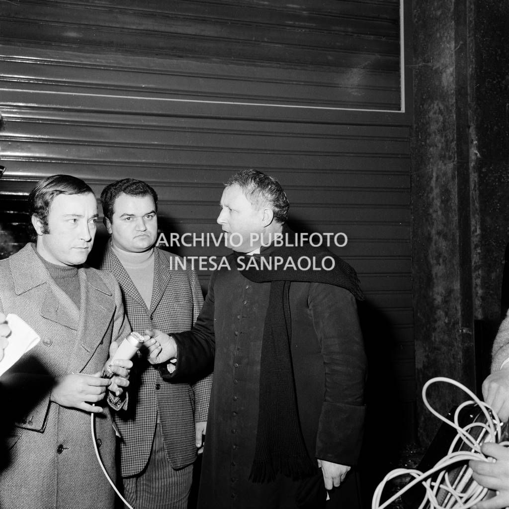 Don Corrado Fioravanti, parroco di Cinisello Balsamo, che era presente al momento dello scoppio della bomba nei locali della Banca Nazionale dell'Agricoltura, in piazza Fontana a Milano