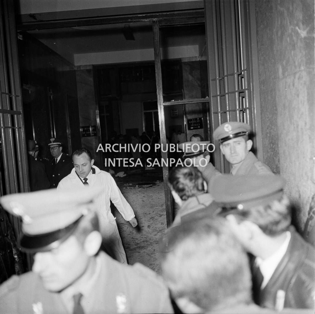 Trasporto della salma di una vittima il giorno della strage