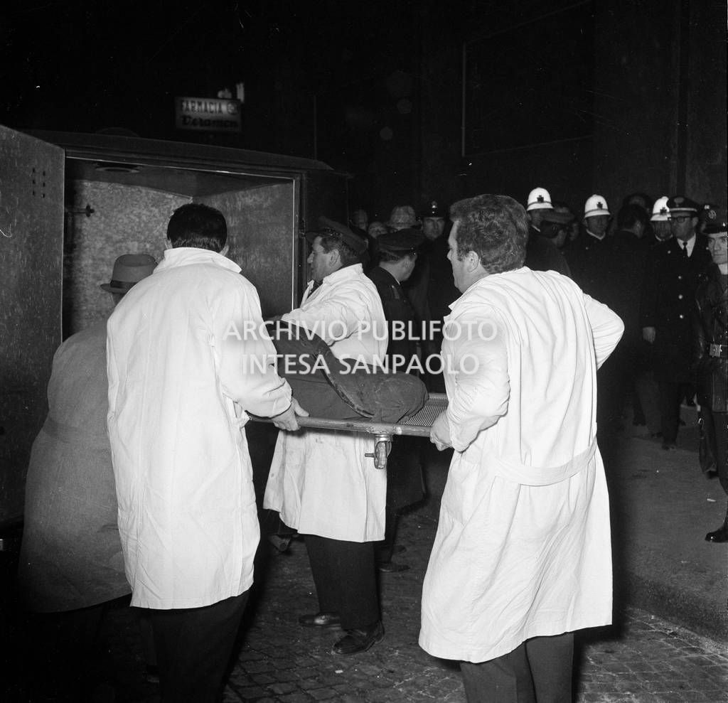 La salma di una vittima mentre viene caricata sul carro funebre