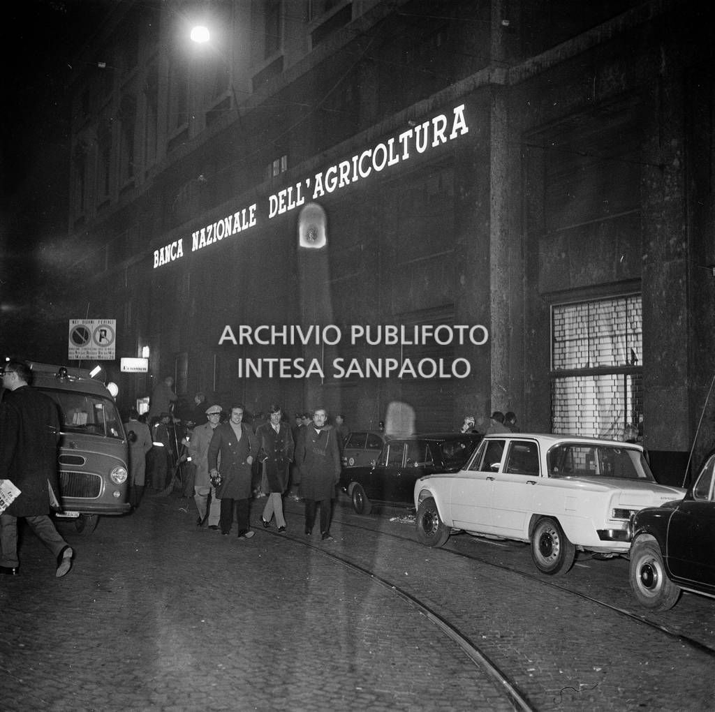 Scorcio esterno della Banca Nazionale dell'Agricoltura, in piazza Fontana a Milano, il giorno della strage