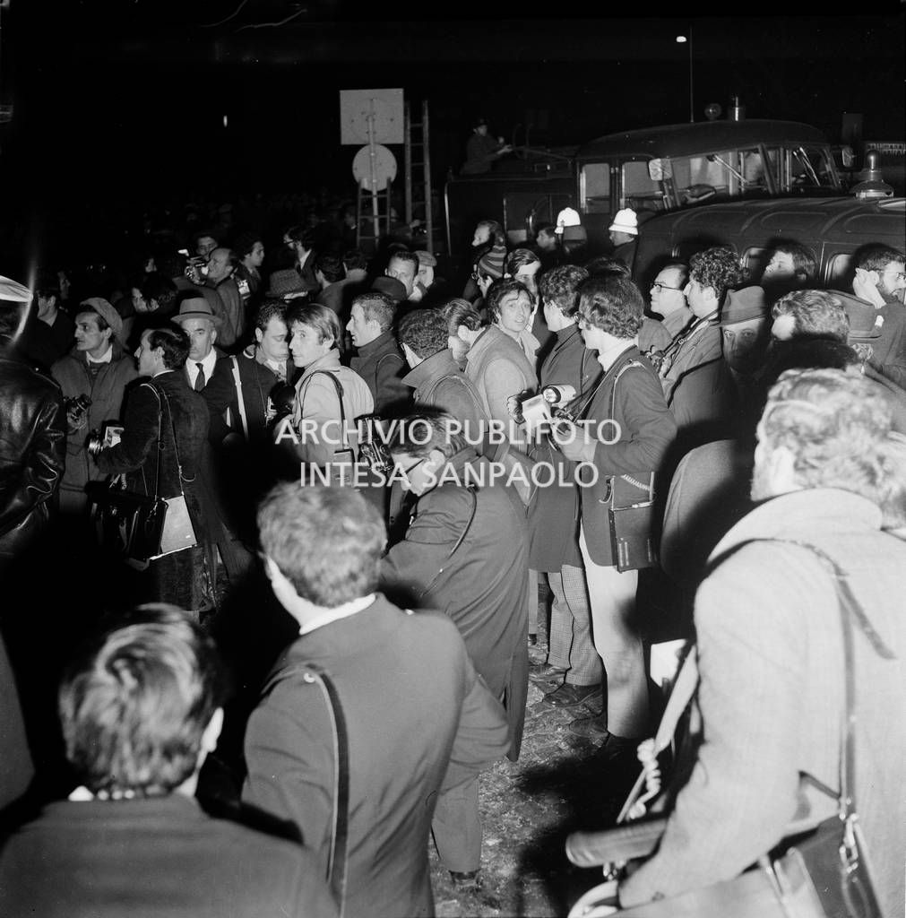 Forze dell'ordine, giornalisti e cittadini, in piazza Fontana a Milano, il giorno della strage