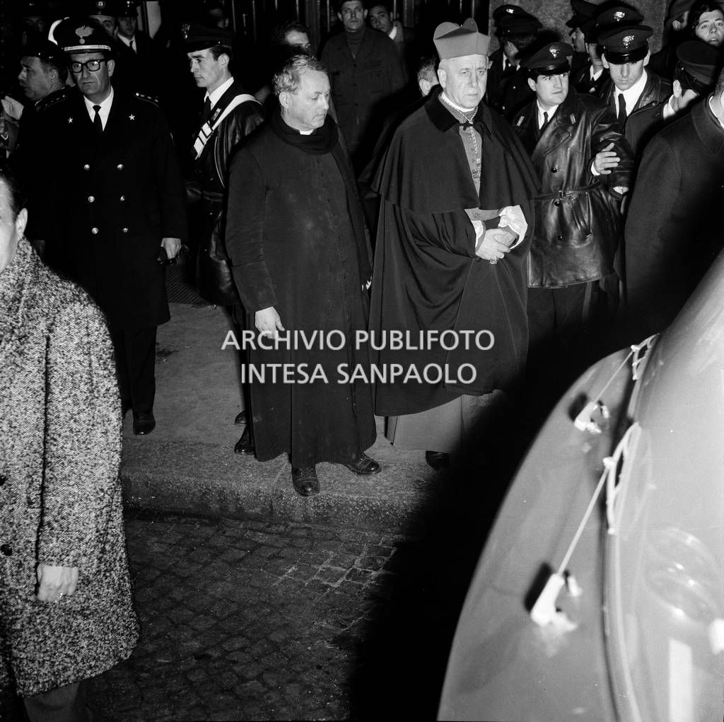 L'arcivescovo di Milano, cardinale Colombo, in piazza Fontana a Milano, il giorno della strage
