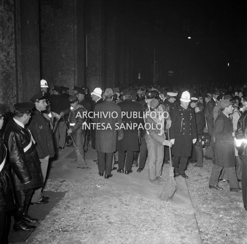 Netturbini rimuovono i detriti causati dalla bomba esplosa nei locali della Banca Nazionale dell'Agricoltura, in piazza Fontana a Milano