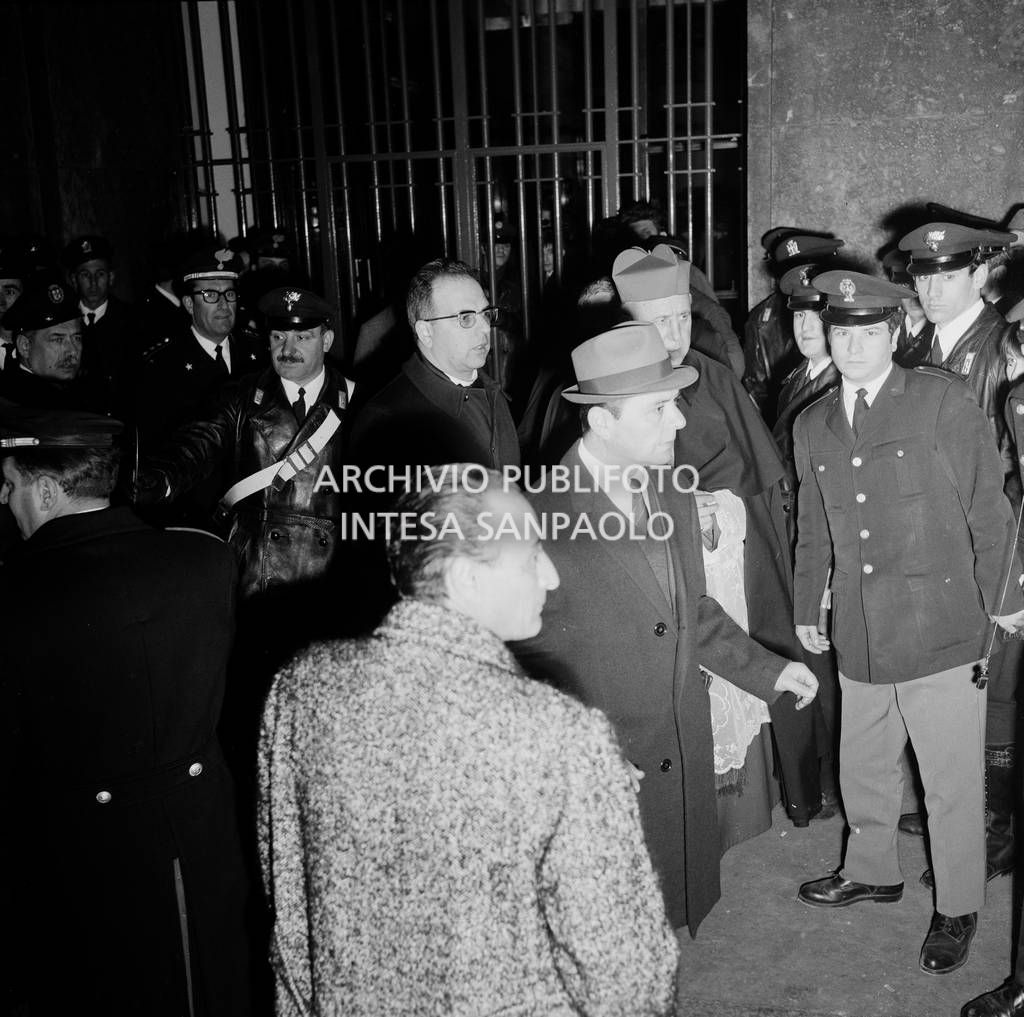 L'arcivescovo di Milano, cardinale Colombo, in piazza Fontana a Milano, il giorno della strage