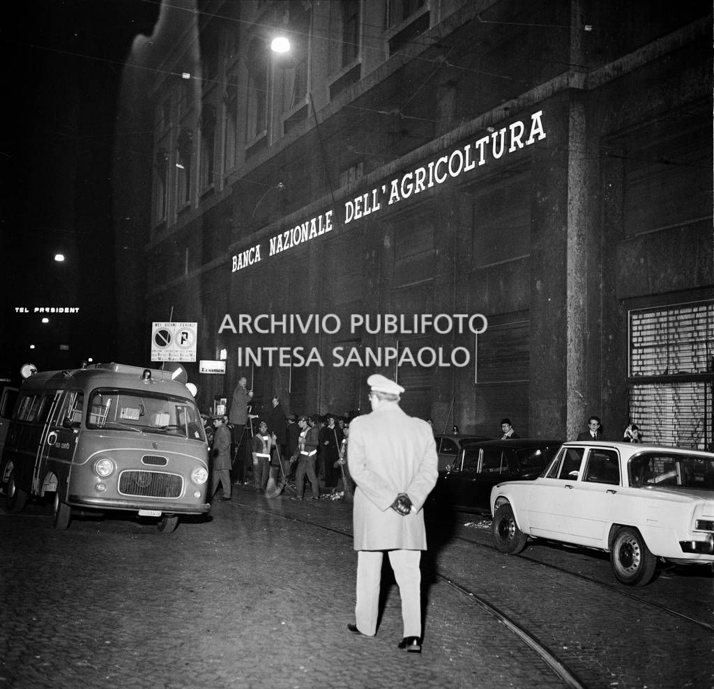 Scorcio esterno della Banca Nazionale dell'Agricoltura, in piazza Fontana a Milano, il giorno della strage