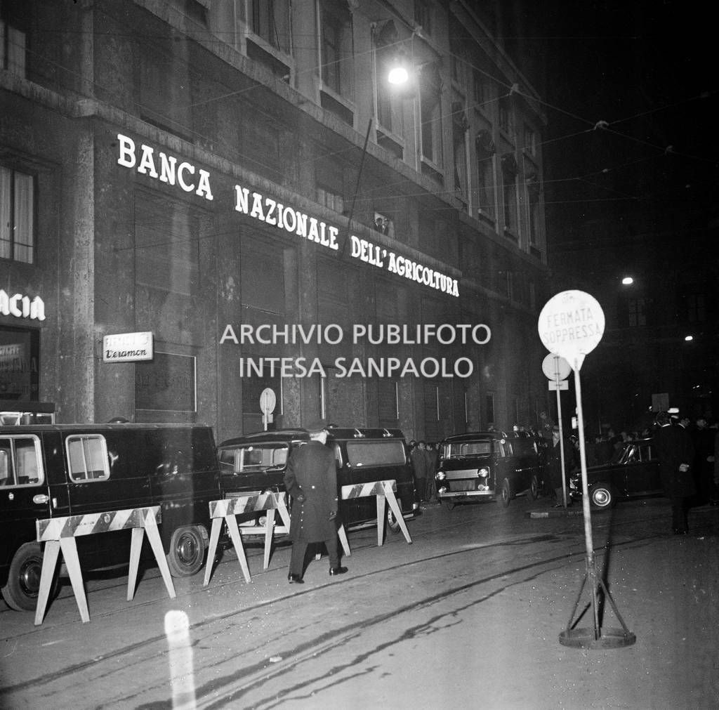 Furgoni per il trasporto delle salme, in piazza Fontana a Milano, il giorno della strage