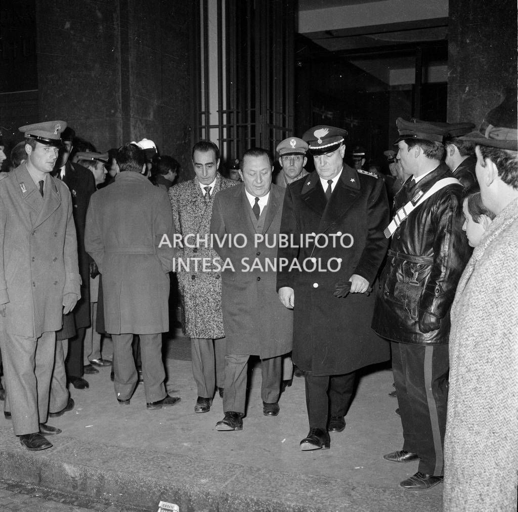 Marcello Guida, questore di Milano, esce dalla Banca Nazionale dell'Agricoltura, in piazza Fontana a Milano, il giorno della strage