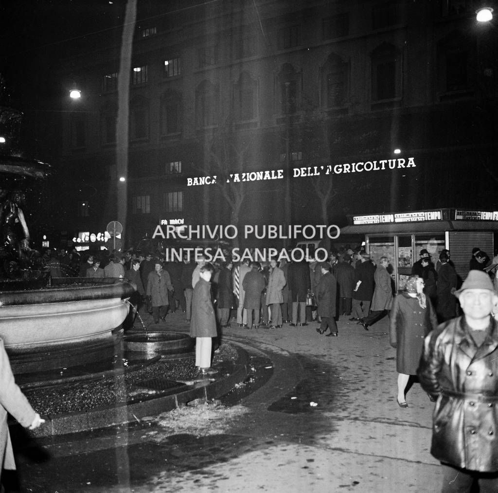 Forze dell'ordine, giornalisti e cittadini davanti alla Banca Nazionale dell'Agricoltura, in piazza Fontana a Milano, il giorno della strage