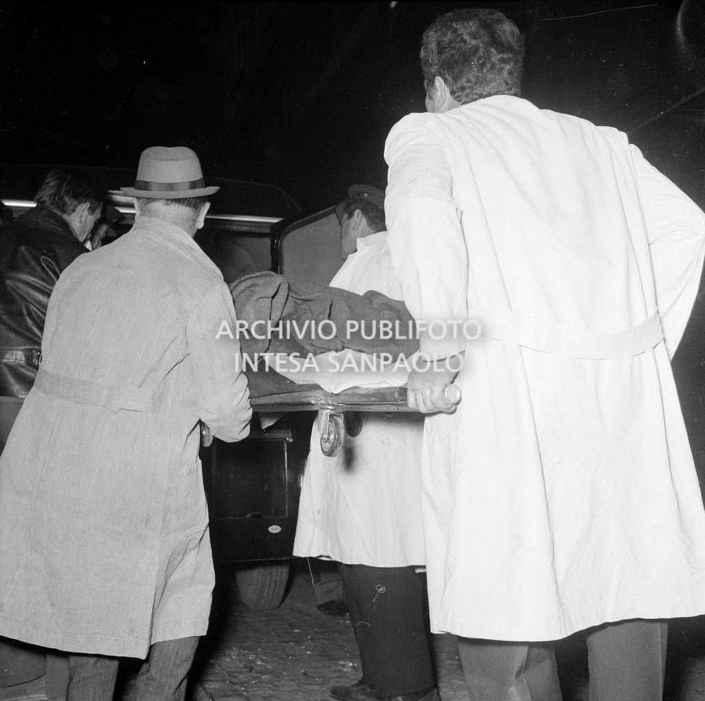 La salma di una vittima mentre viene caricata sul carro funebre