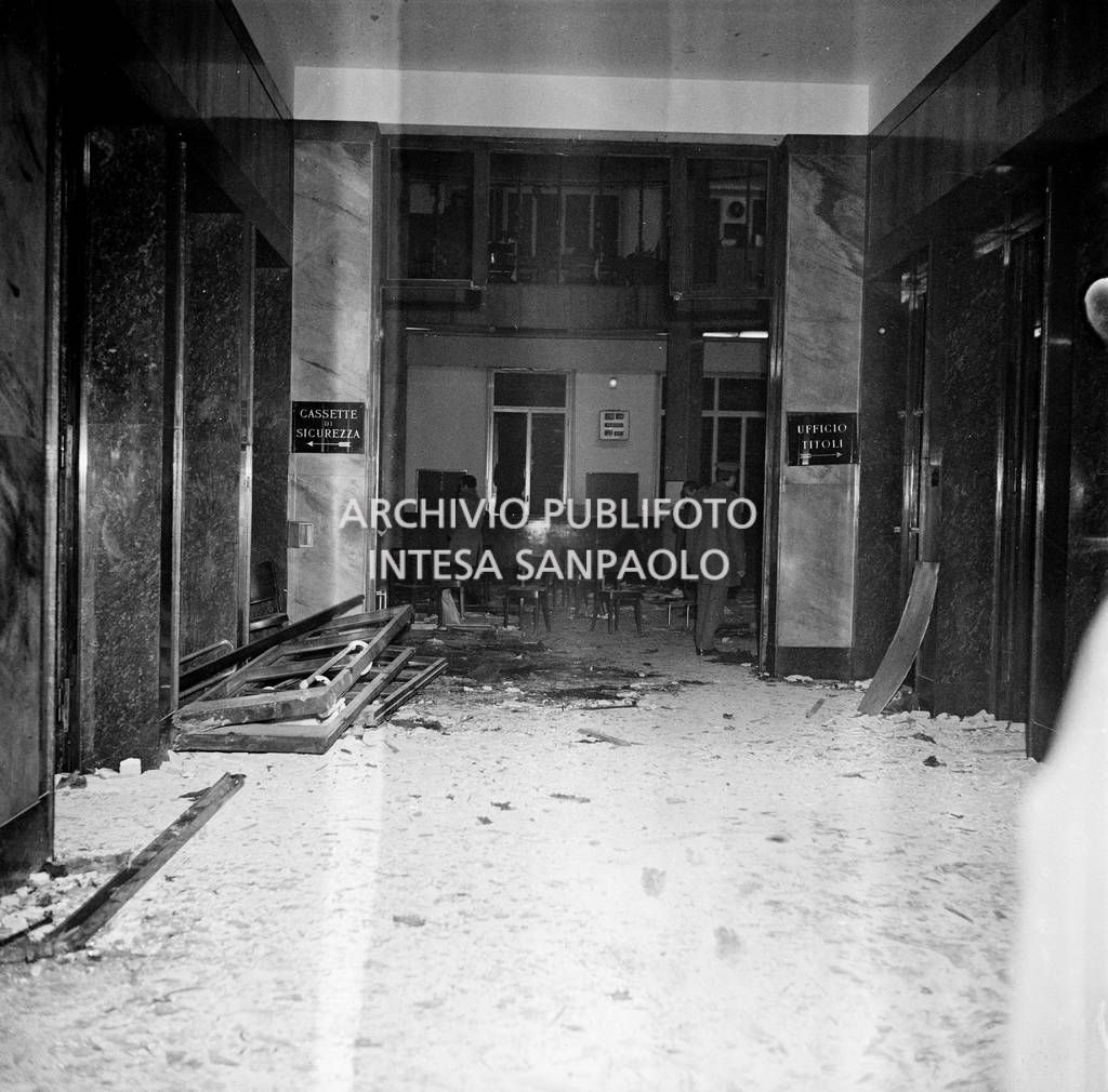 Atrio della Banca Nazionale dell'Agricoltura, in piazza Fontana a Milano, dopo l'esplosione della bomba