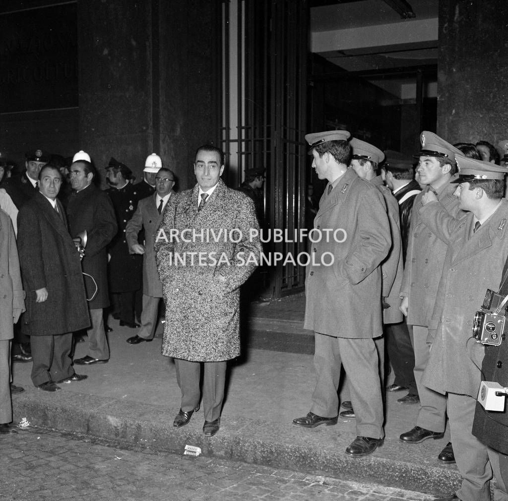 Forze dell'ordine all'ingresso della Banca Nazionale dell'Agricoltura, in piazza Fontana a Milano, il giorno della strage