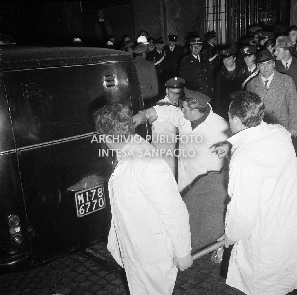 La salma di una vittima mentre viene caricata sul carro funebre