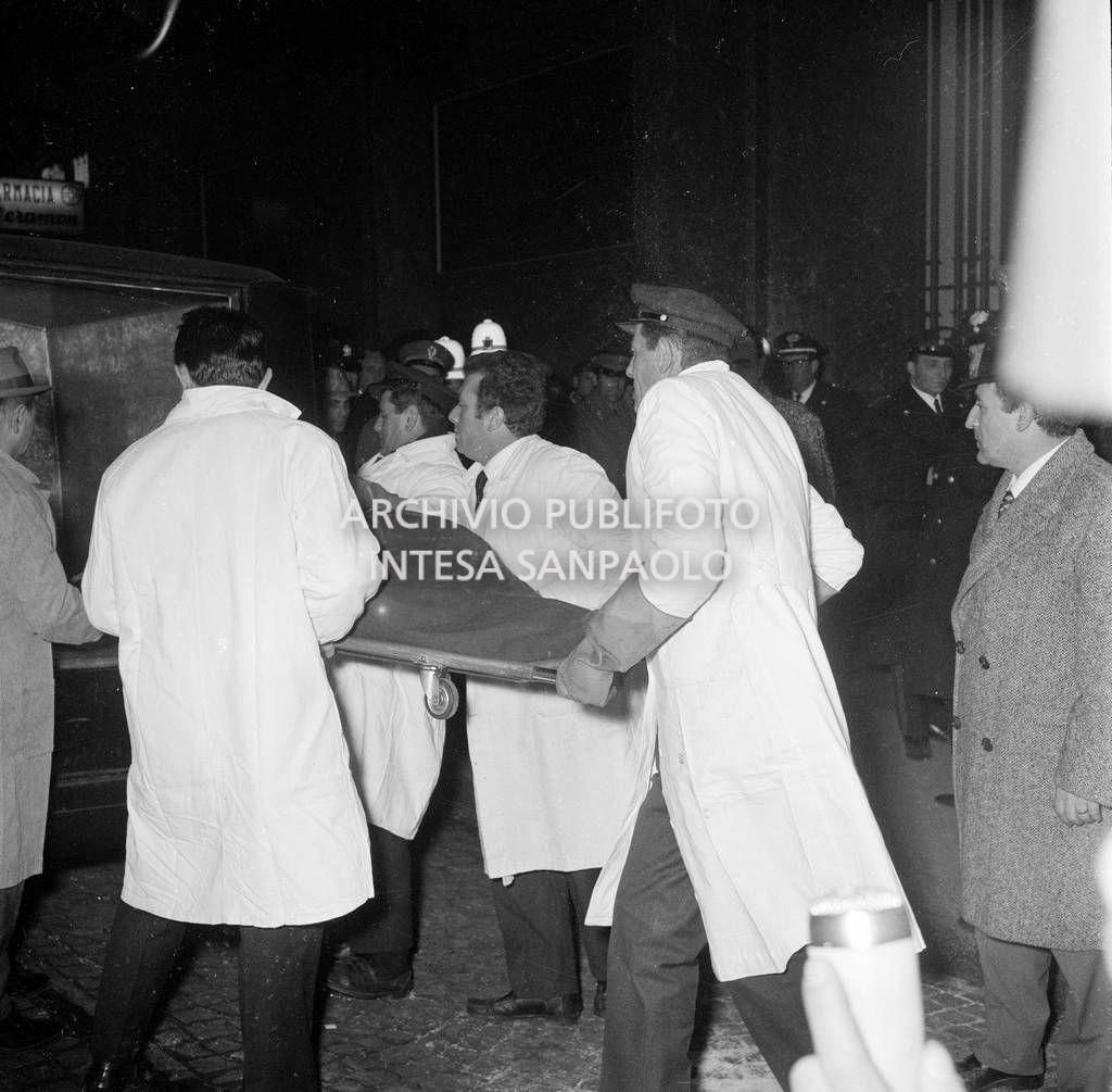 La salma di una vittima mentre viene caricata sul carro funebre