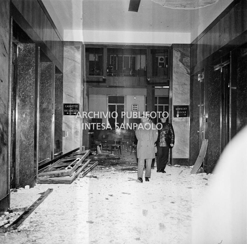 Atrio della Banca Nazionale dell'Agricoltura, in piazza Fontana a Milano, dopo l'esplosione della bomba