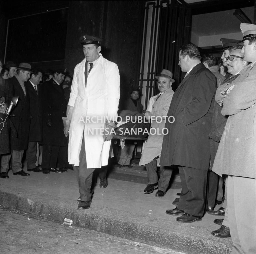 Trasporto della salma di una vittima il giorno della strage