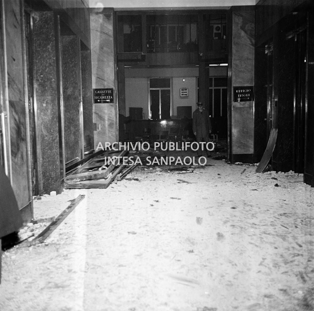 Atrio della Banca Nazionale dell'Agricoltura, in piazza Fontana a Milano, dopo l'esplosione della bomba