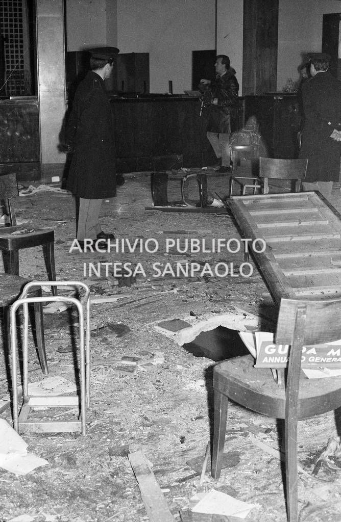 La voragine provocata dalla bomba nel salone centrale della Banca Nazionale dell'Agricoltura