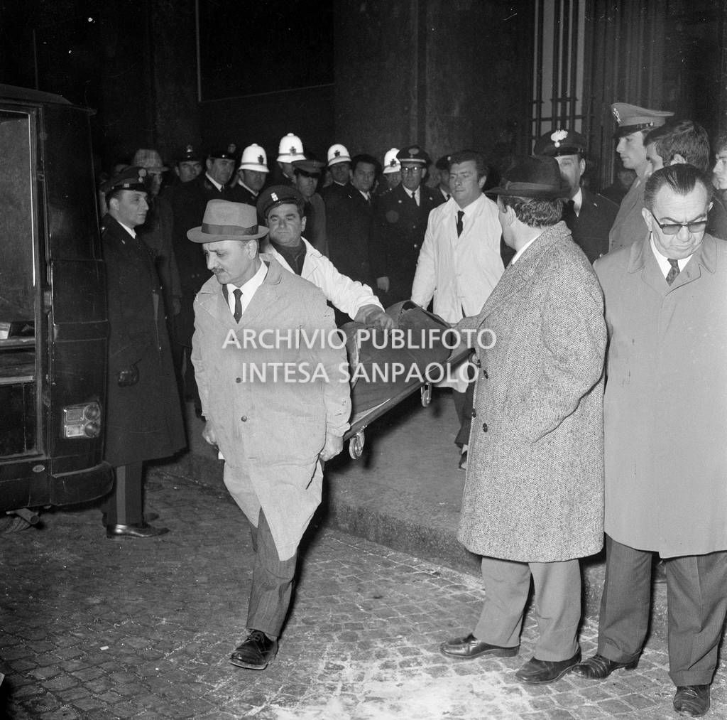 Trasporto della salma di una vittima il giorno della strage