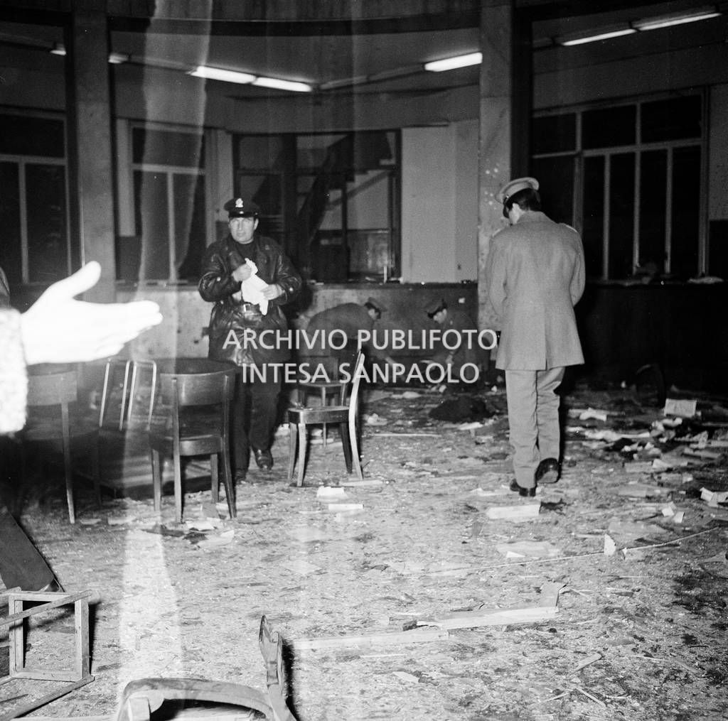 Forze dell'ordine nel salone centrale della Banca Nazionale dell'Agricoltura dopo lo scoppio della bomba