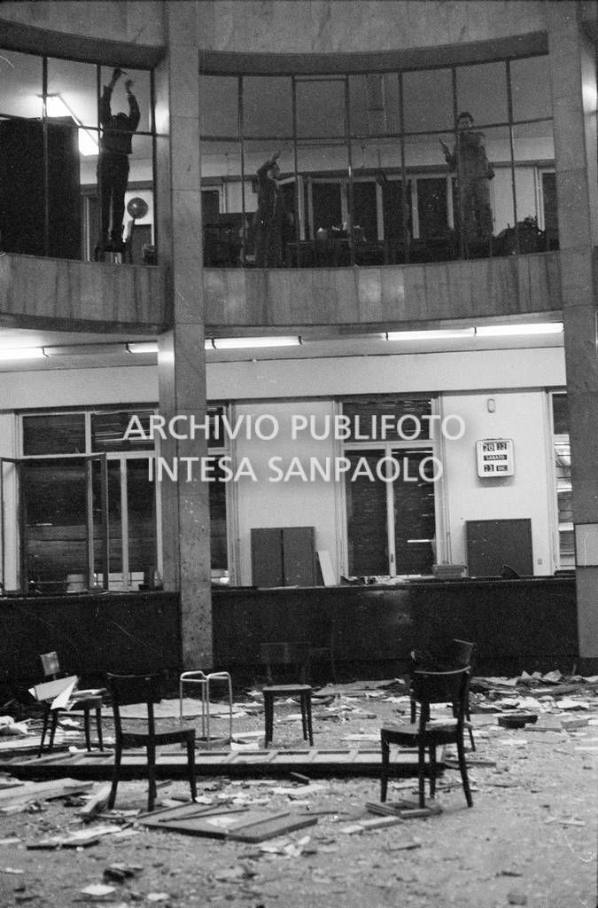 Particolare del salone centrale della Banca Nazionale dell'Agricoltura dopo l'esplosione della bomba