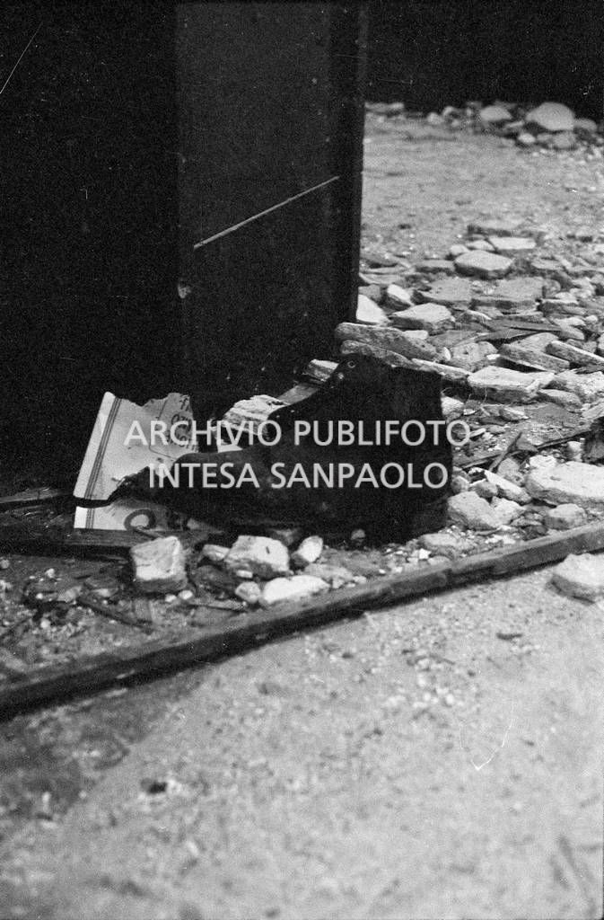 Una scarpa abbandonata all'interno della Banca Nazionale dell'Agricoltura dopo l'esplosione della bomba