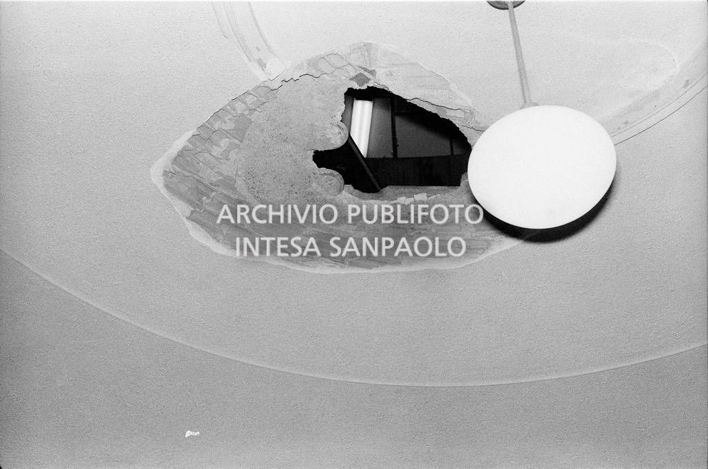 La voragine provocata dalla bomba all'interno della Banca Nazionale dell'Agricoltura