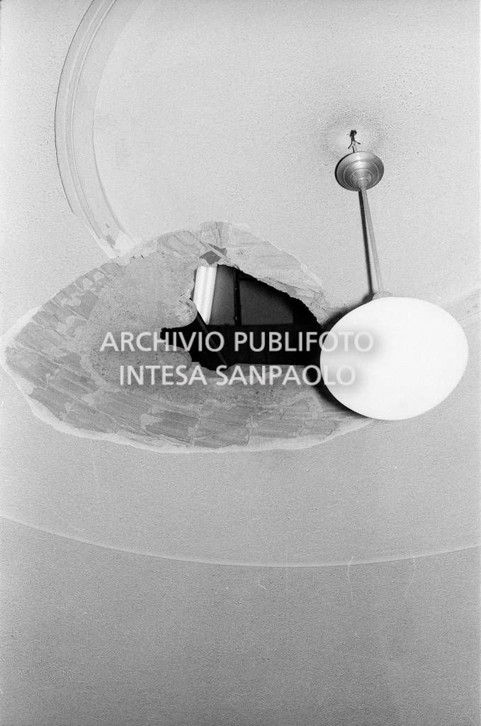 La voragine provocata dalla bomba all'interno della Banca Nazionale dell'Agricoltura