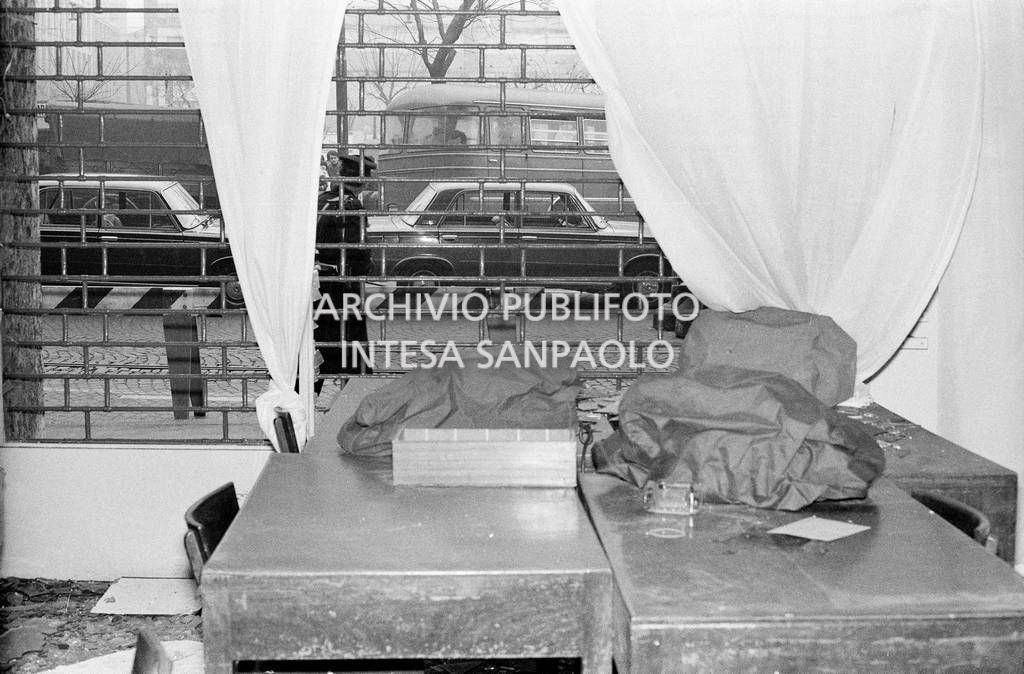 Scrivanie all'interno della Banca Nazionale dell'Agricoltura dopo l'esplosione della bomba