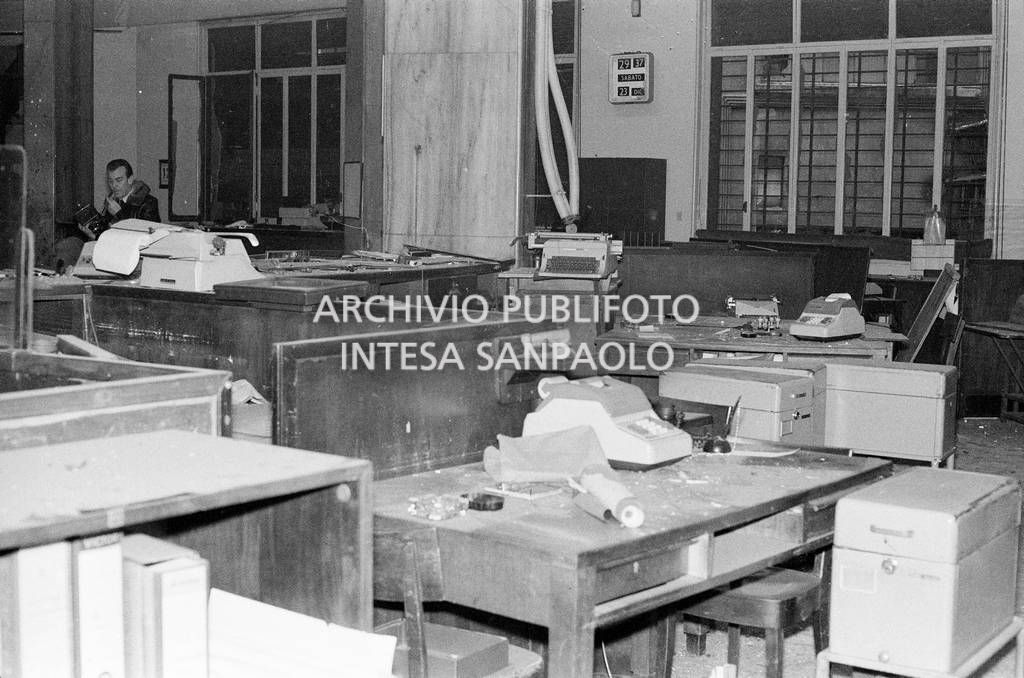 Scrivanie all'interno della Banca Nazionale dell'Agricoltura dopo l'esplosione della bomba