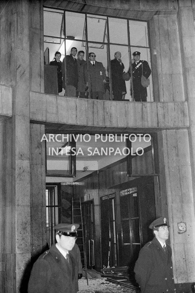 Forze dell'ordine nel salone centrale della Banca Nazionale dell'Agricoltura dopo l'esplosione della bomba