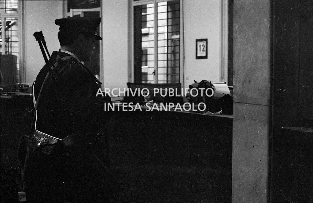 Un carabiniere nel salone centrale della Banca Nazionale dell'Agricoltura dopo l'esplosione della bomba