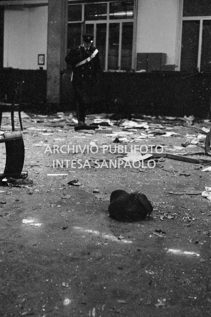 Un carabiniere nel salone centrale della Banca Nazionale dell'Agricoltura dopo l'esplosione della bomba