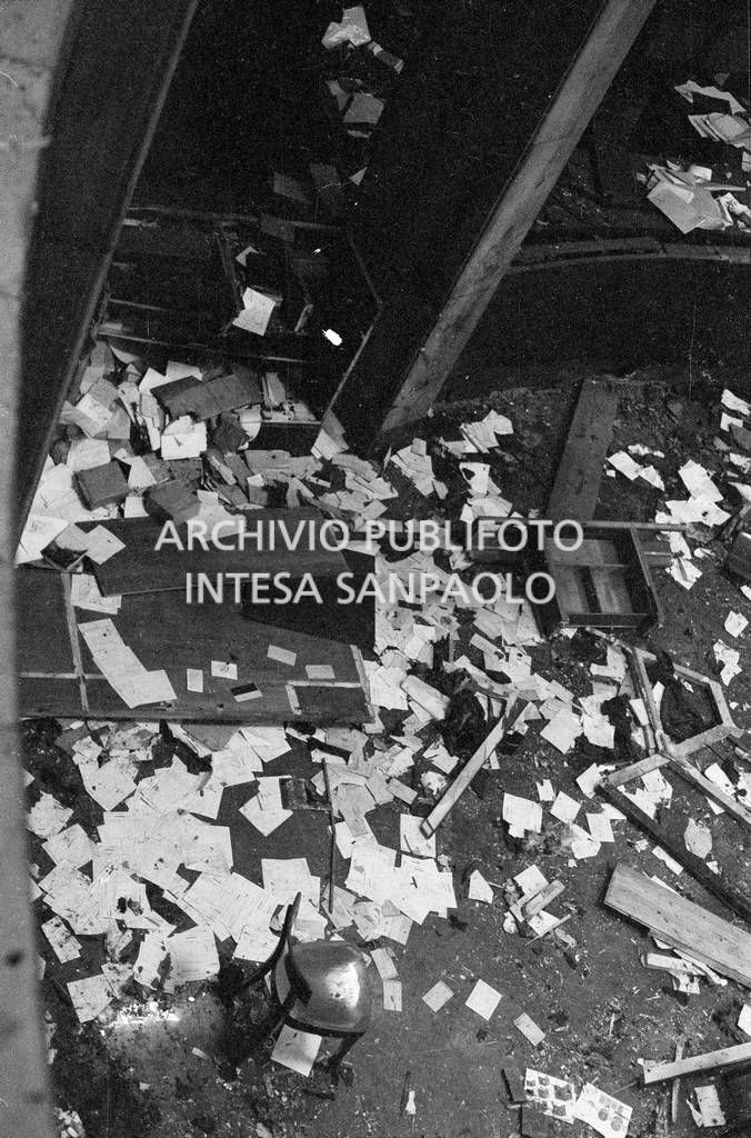 Particolare dall'alto del salone centrale della Banca Nazionale dell'Agricoltura dopo l'esplosione della bomba