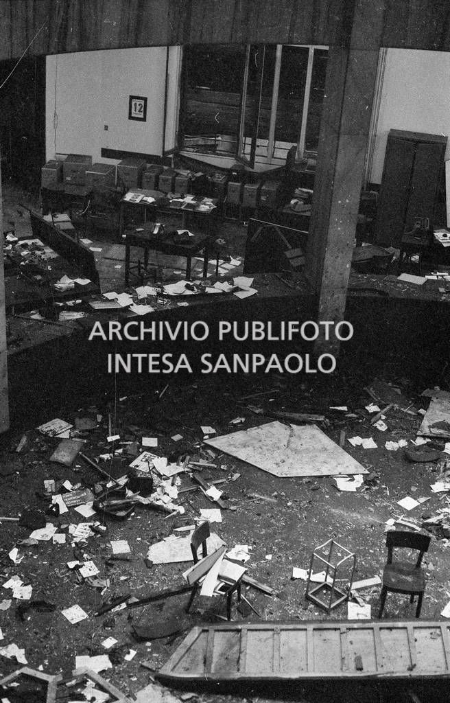 Particolare dall'alto del salone centrale della Banca Nazionale dell'Agricoltura dopo l'esplosione della bomba