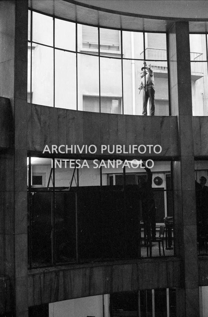 Finestre interne dei piani superiori della Banca Nazionale dell'Agricoltura dopo l'esplosione della bomba