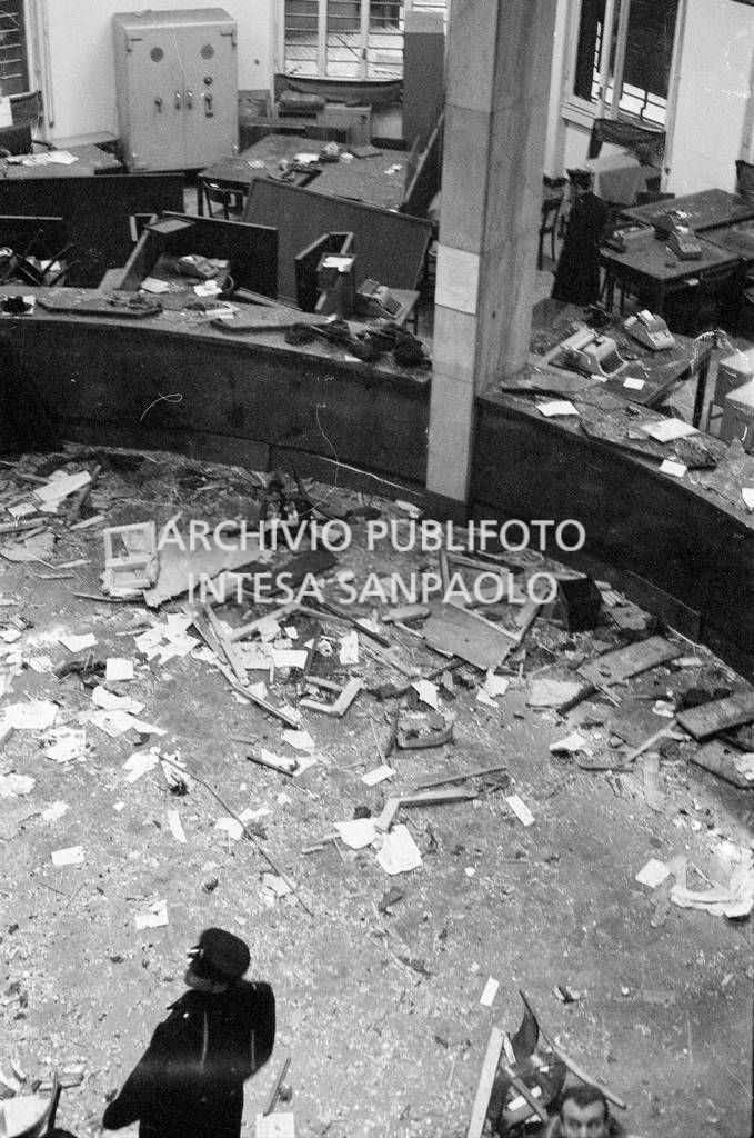 Particolare dall'alto del salone centrale della Banca Nazionale dell'Agricoltura dopo l'esplosione della bomba