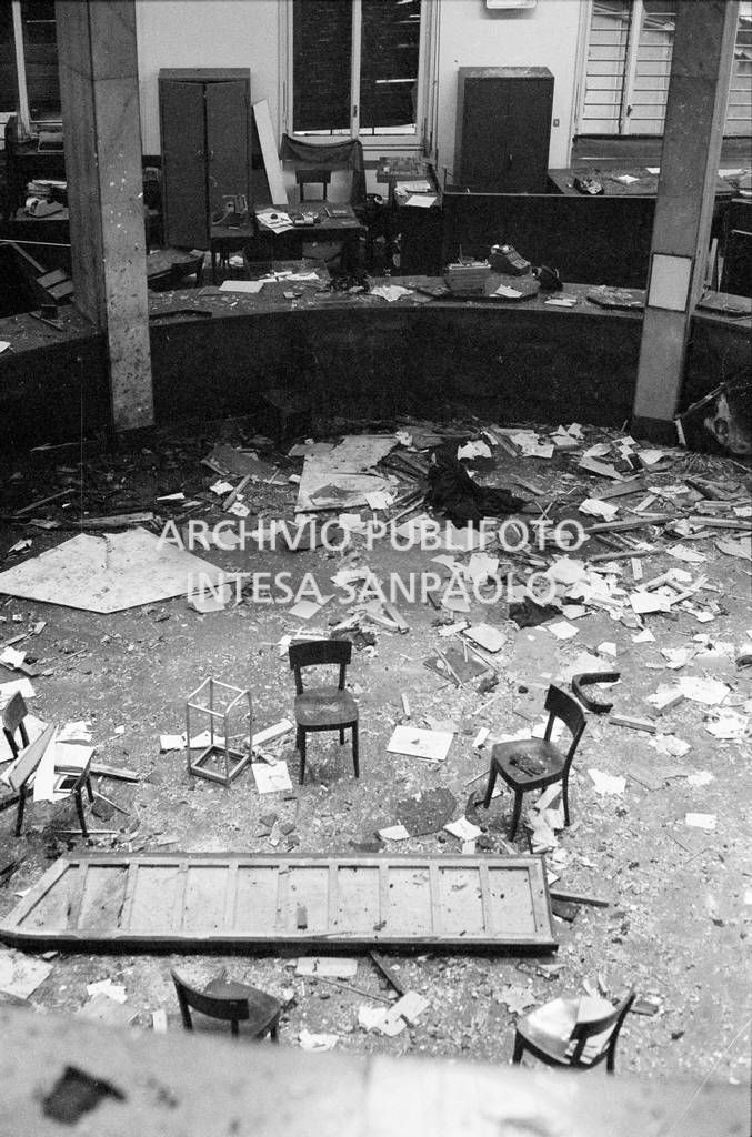 Particolare dall'alto del salone centrale della Banca Nazionale dell'Agricoltura dopo l'esplosione della bomba