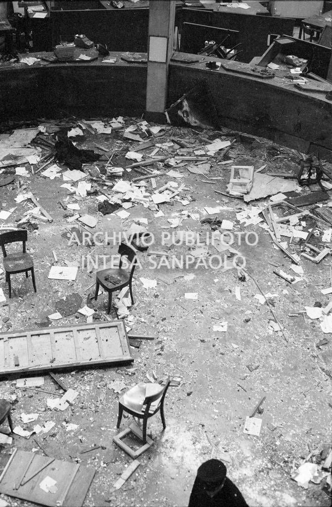 Particolare dall'alto del salone centrale della Banca Nazionale dell'Agricoltura dopo l'esplosione della bomba